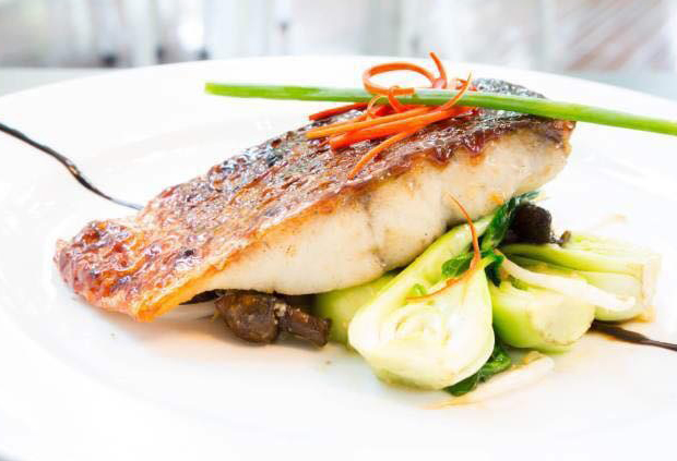 Fischgericht mit frischem Gemüse